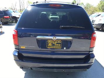 2006 Chrysler Town and Country Limited   - Photo 5 - Cincinnati, OH 45255