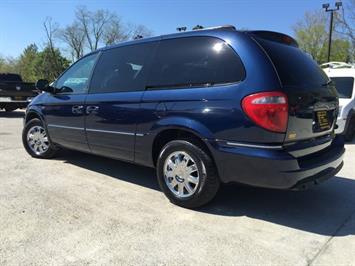 2006 Chrysler Town and Country Limited   - Photo 12 - Cincinnati, OH 45255