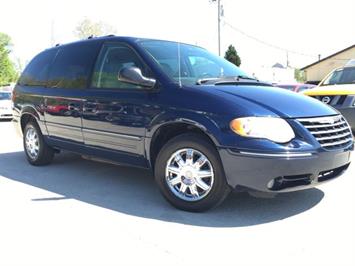2006 Chrysler Town and Country Limited   - Photo 10 - Cincinnati, OH 45255