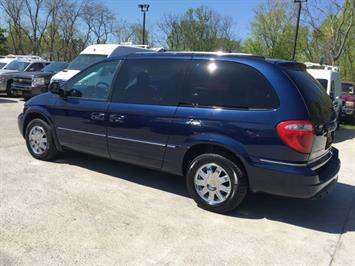 2006 Chrysler Town and Country Limited   - Photo 4 - Cincinnati, OH 45255