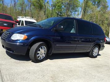 2006 Chrysler Town and Country Limited   - Photo 11 - Cincinnati, OH 45255