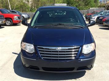 2006 Chrysler Town and Country Limited   - Photo 2 - Cincinnati, OH 45255