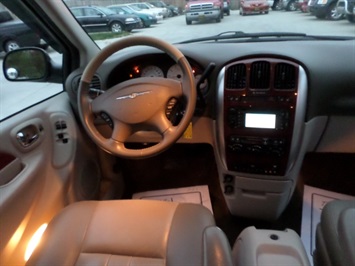 2007 Chrysler Town and Country Touring   - Photo 18 - Cincinnati, OH 45255