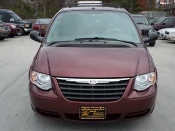 2007 Chrysler Town and Country Touring   - Photo 2 - Cincinnati, OH 45255