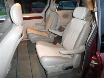 2007 Chrysler Town and Country Touring   - Photo 15 - Cincinnati, OH 45255