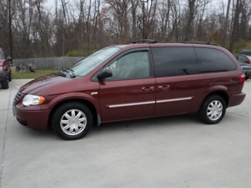 2007 Chrysler Town and Country Touring   - Photo 3 - Cincinnati, OH 45255