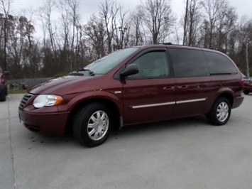 2007 Chrysler Town and Country Touring   - Photo 11 - Cincinnati, OH 45255