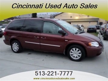 2007 Chrysler Town and Country Touring   - Photo 1 - Cincinnati, OH 45255