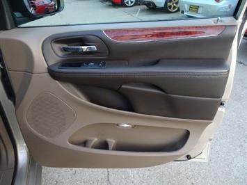 2012 Chrysler Town and Country Touring   - Photo 25 - Cincinnati, OH 45255
