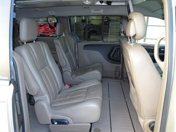 2012 Chrysler Town and Country Touring   - Photo 15 - Cincinnati, OH 45255