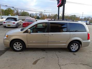 2012 Chrysler Town and Country Touring   - Photo 12 - Cincinnati, OH 45255