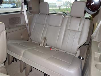 2012 Chrysler Town and Country Touring   - Photo 9 - Cincinnati, OH 45255