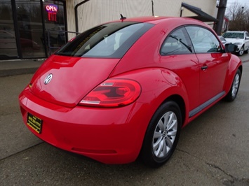 2015 Volkswagen Beetle 1.8T Classic PZEV   - Photo 11 - Cincinnati, OH 45255
