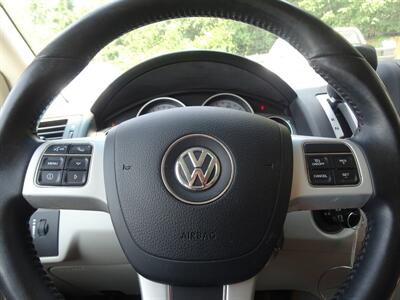 2014 Volkswagen Routan SE  3.6L V6 FWD - Photo 20 - Cincinnati, OH 45255