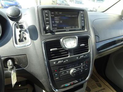 2014 Chrysler Town & Country Touring  3.6L V6 FWD - Photo 17 - Cincinnati, OH 45255