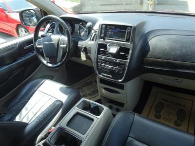 2014 Chrysler Town & Country Touring  3.6L V6 FWD - Photo 14 - Cincinnati, OH 45255