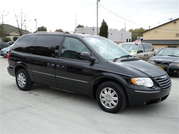 2005 Chrysler Town and Country Limited   - Photo 1 - Cincinnati, OH 45255