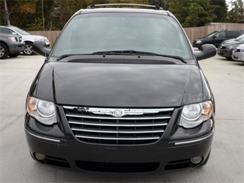 2005 Chrysler Town and Country Limited   - Photo 2 - Cincinnati, OH 45255