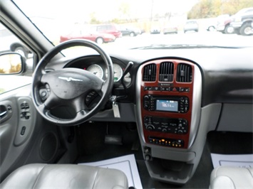 2005 Chrysler Town and Country Limited   - Photo 14 - Cincinnati, OH 45255