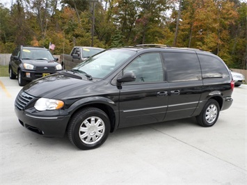 2005 Chrysler Town and Country Limited   - Photo 3 - Cincinnati, OH 45255
