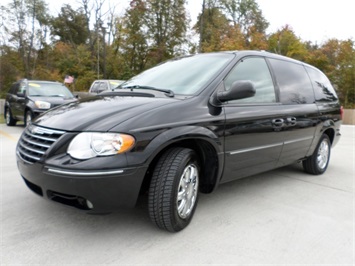 2005 Chrysler Town and Country Limited   - Photo 11 - Cincinnati, OH 45255