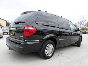2005 Chrysler Town and Country Limited   - Photo 13 - Cincinnati, OH 45255
