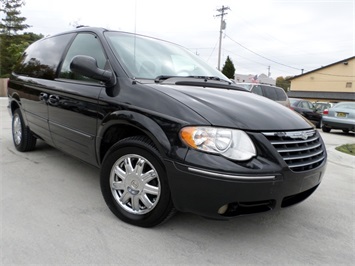 2005 Chrysler Town and Country Limited   - Photo 10 - Cincinnati, OH 45255