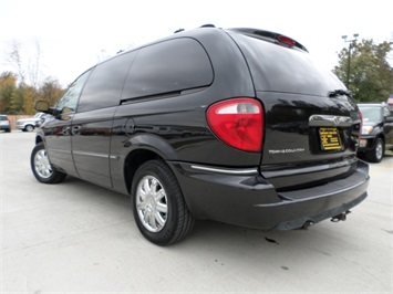2005 Chrysler Town and Country Limited   - Photo 12 - Cincinnati, OH 45255