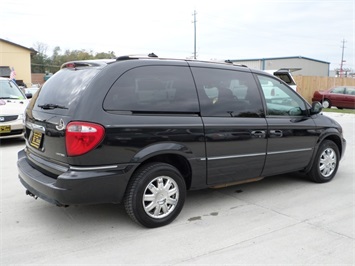 2005 Chrysler Town and Country Limited   - Photo 6 - Cincinnati, OH 45255