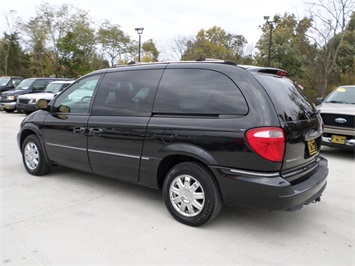 2005 Chrysler Town and Country Limited   - Photo 4 - Cincinnati, OH 45255