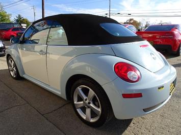 2010 Volkswagen New Beetle   - Photo 11 - Cincinnati, OH 45255