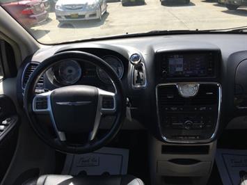 2012 Chrysler Town and Country Touring   - Photo 7 - Cincinnati, OH 45255