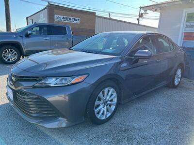 2020 Toyota Camry LE   - Photo 2 - Lewisville, TX 75057