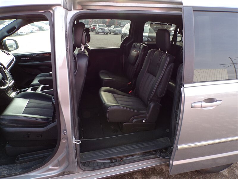 2016 Chrysler Town & Country S photo