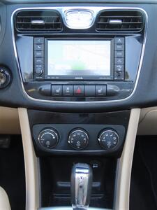 2011 Chrysler 200 Limited   - Photo 17 - Palm Desert, CA 92211