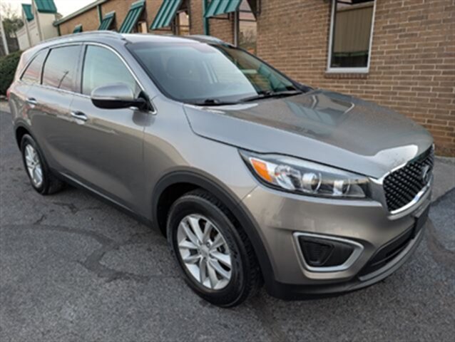 2017 Kia Sorento LX   - Photo 1 - Knoxville, TN 37919