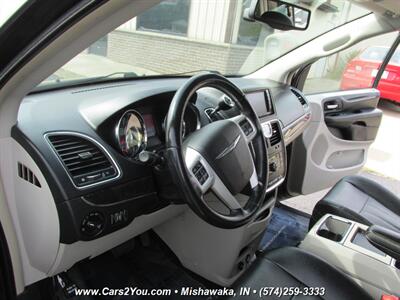 2015 Chrysler Town & Country Touring-L   - Photo 11 - Mishawaka, IN 46545