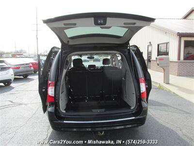 2015 Chrysler Town & Country Touring-L   - Photo 8 - Mishawaka, IN 46545