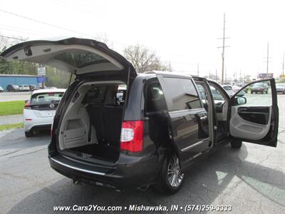 2015 Chrysler Town & Country Touring-L   - Photo 9 - Mishawaka, IN 46545