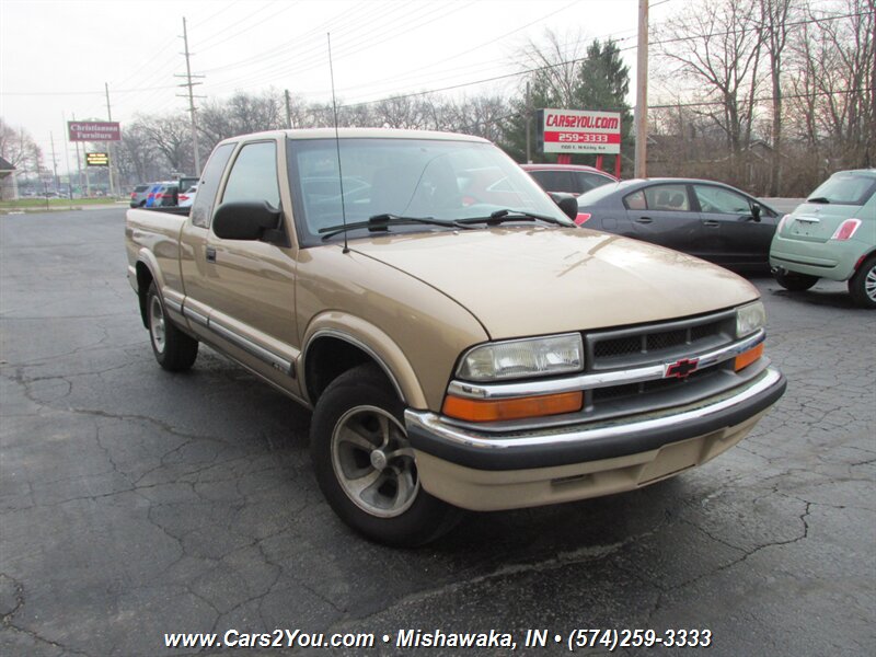 2000 Chevrolet S-10 LS   - Photo 1 - Mishawaka, IN 46545