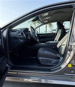 2018 Toyota Camry Hybrid LE - Photo 6 - Bakersfield, CA 93301