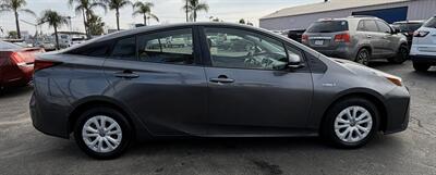 2020 Toyota Prius XLE   - Photo 14 - Bakersfield, CA 93301
