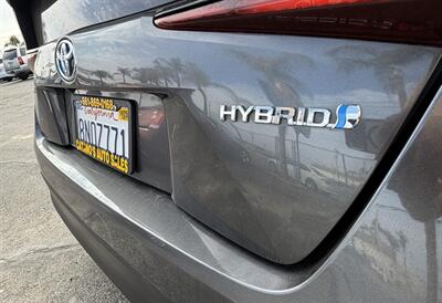 2020 Toyota Prius XLE   - Photo 10 - Bakersfield, CA 93301