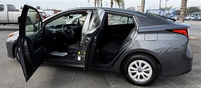2020 Toyota Prius XLE   - Photo 5 - Bakersfield, CA 93301