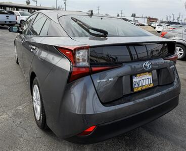 2020 Toyota Prius XLE   - Photo 8 - Bakersfield, CA 93301