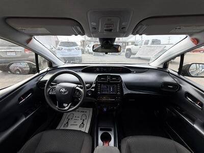2020 Toyota Prius XLE   - Photo 18 - Bakersfield, CA 93301