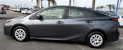 2020 Toyota Prius XLE   - Photo 4 - Bakersfield, CA 93301