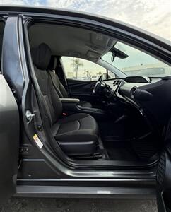 2020 Toyota Prius XLE   - Photo 16 - Bakersfield, CA 93301