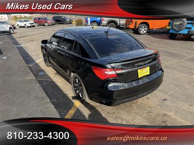 2013 Chrysler 200 S - Photo 8 - Flint, MI 48503