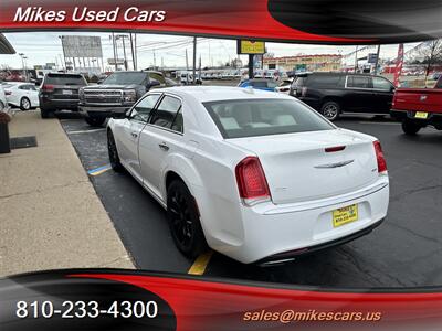 2018 Chrysler 300 Series Limited - Photo 9 - Flint, MI 48503